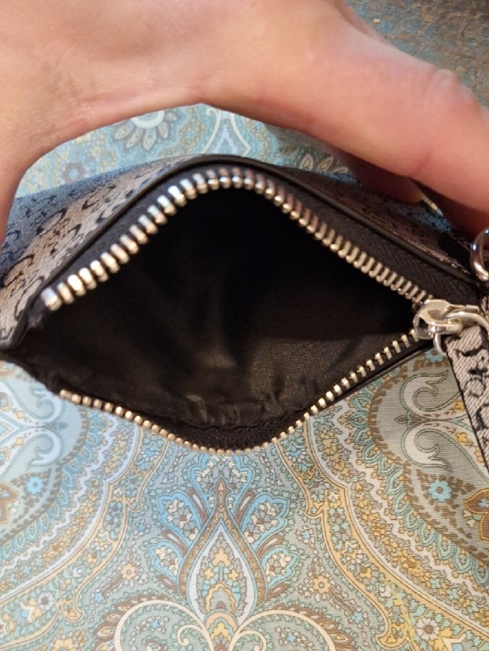 🔥🔥CLEARANCE🔥Guess Black and Gray Signature Zip Key Chain Attachable Wristlet. - Picture 7 of 13